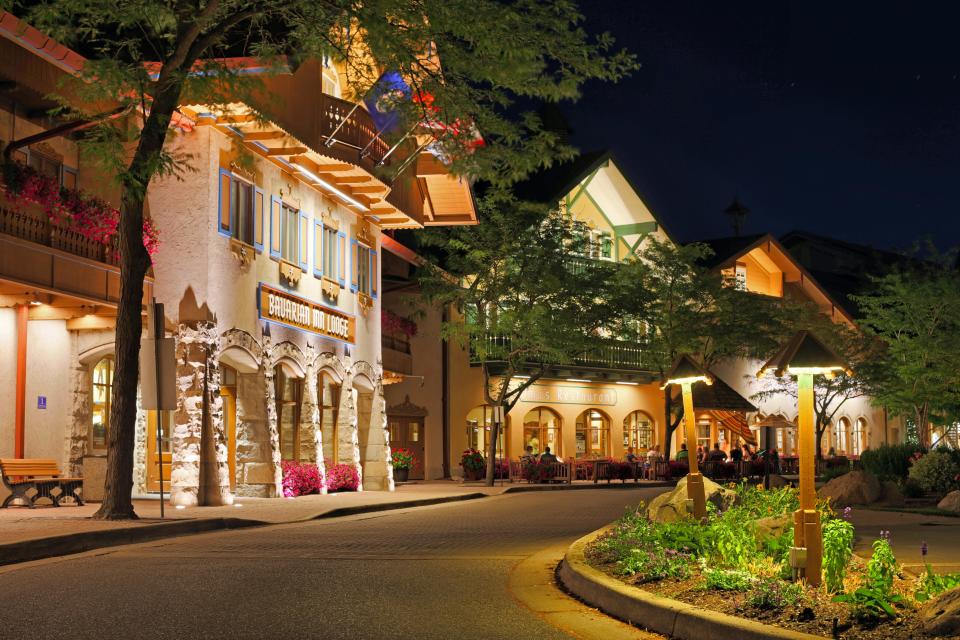 A street with shops in Frankenmuth