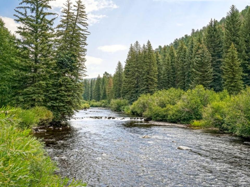 Este es el río Blanco que pasa junto al rancho que acaba de comprar Michael Bloomberg y que da nombre al condado en el que se ubica. El que fuera alcalde de Nueva York se retiró de la campaña presidencial por el partido demócrata a principios de marzo y apoya a Joe Biden. (Foto: <a href="http://hallhall.com/" rel="nofollow noopener" target="_blank" data-ylk="slk:Hall and Hall;elm:context_link;itc:0;sec:content-canvas" class="link ">Hall and Hall</a>).