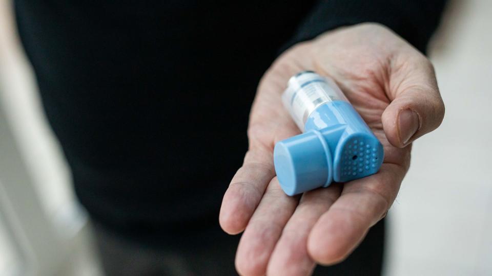 Experten beurteilen die Ergebnisse einer aktuellen Studie zur Einnahme eines Asthma-Sprays bei Covid-19 als vielversprechend.