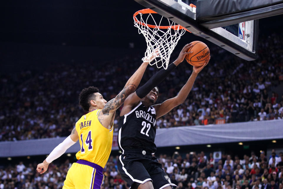 Danny Green試圖封阻Caris LeVert。(Photo by Zhong Zhi/Getty Images)