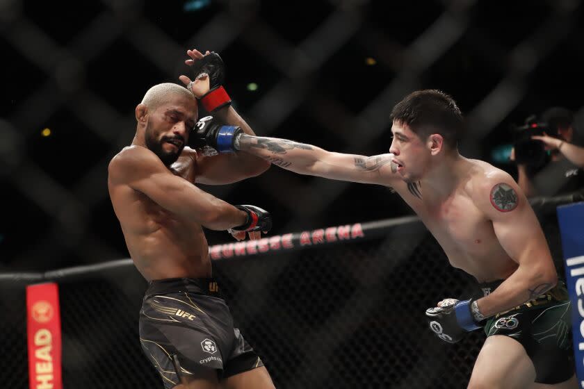 Mexico's Brandon Moreno, right, competes against Brazil's Deiveson Figueiredo, in a flyweight title bout at the UFC 283 mixed martial arts tournament in Rio de Janeiro, Brazil, Sunday, Jan. 22, 2023. (AP Photo/Bruna Prado)