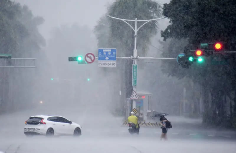 ▲中央氣象署今（27）日下午發布「豪雨特報」，嘉義市有局部豪雨或大雨，臺中、嘉義縣至屏東地區及南投山區有局部大雨發生的機率。（示意圖／NOWnews攝影中心）