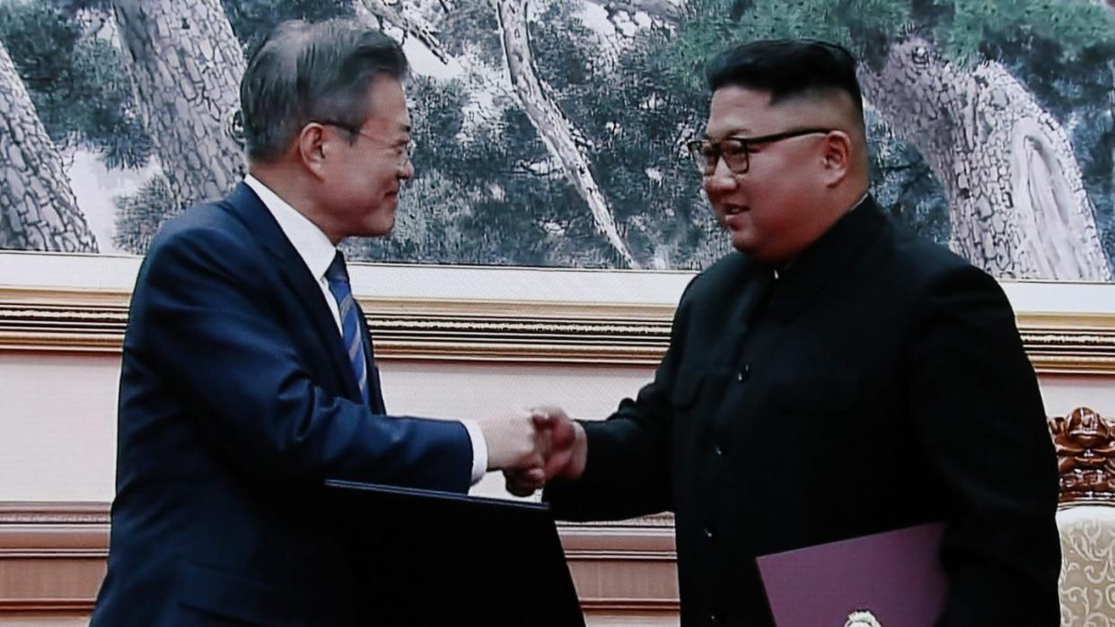 Moon Jae In und Kim Jong Un geben sich nach der Unterzeichnung der Dokumente die Hand. Foto: YONHAPNEWS AGENCY/YNA