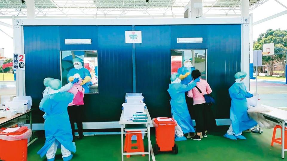 苗栗縣府在竹南運動公園設立貨櫃型快篩站，希望防堵疫情擴散。（苗栗縣政府提供）