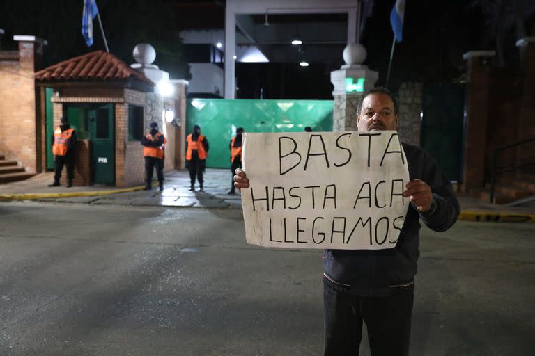 Algunos ciudadanos se manifestaron anoche frente a la Quinta Presidencial