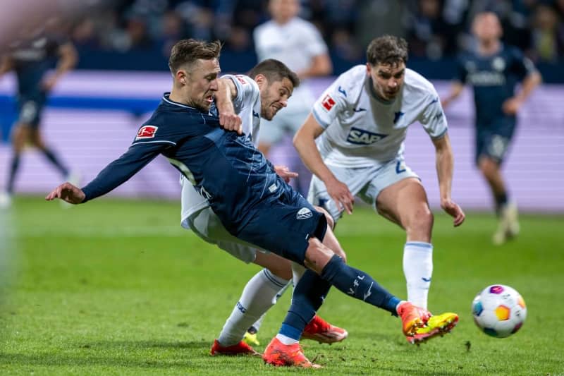 Bochum's Felix Passlack (front L) scores his side's second goal during the German Bundesliga soccer match between VfL Bochum and TSG 1899 Hoffenheim at the Vonovia Ruhrstadion. David Inderlied/dpa