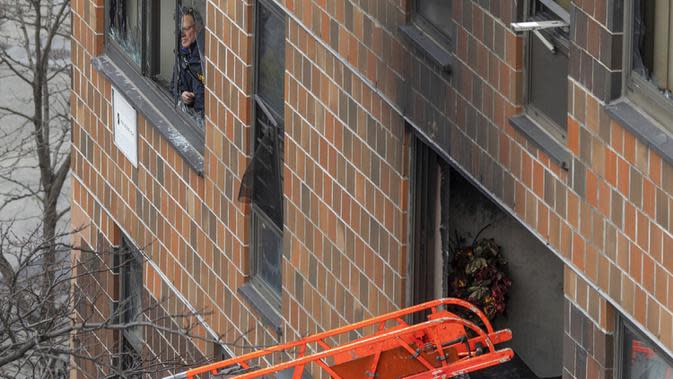 Sebuah tangga mengarah ke jendela setelah kebakaran gedung apartemen di Bronx, New York, Amerika Serikat, 9 Januari 2022. Sebanyak 19 orang tewas dalam kebakaran maut tersebut. (AP Photo/Yuki Iwamura)
