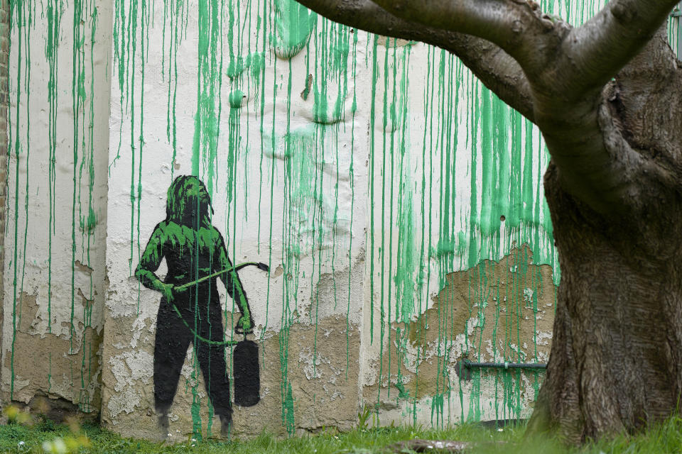 Detalle de un mural callejero en Finsbury Park, que ha sido confirmado como de la autoría del esquivo grafitero Banksy, en Londres, el lunes 18, de marzo de 2024. El nuevo mural atrajo multitudes a una calle de Londres. (Foto AP/Alastair Grant)
