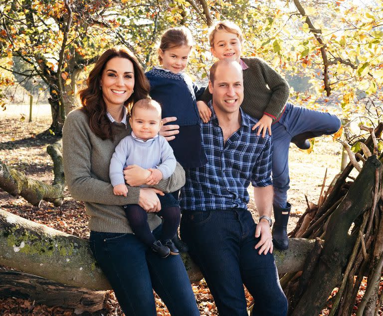 Los duques de Cambridge, Kate Middleton y Guillermo, con sus tres hijos