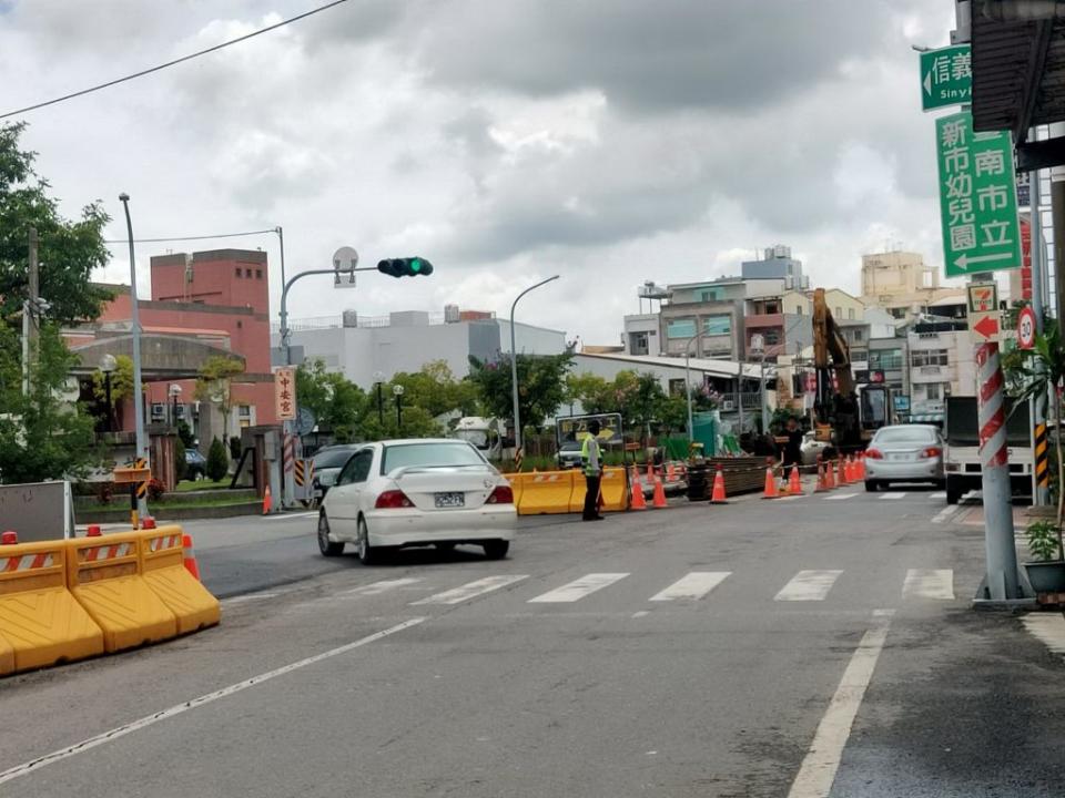 新市區富強路開挖埋設管線的工程引起民怨，目前已接近尾聲，完工後公所將立即重鋪馬路。 （記者林相如攝）