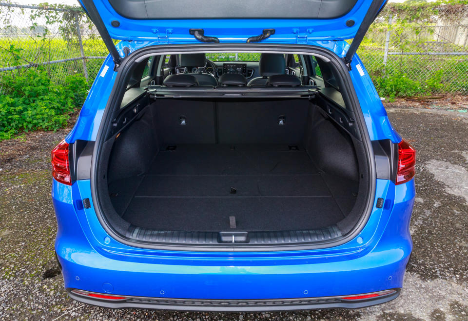在標準模式下後廂就有高達521公升、絲毫不輸給SUV的容積表現。 