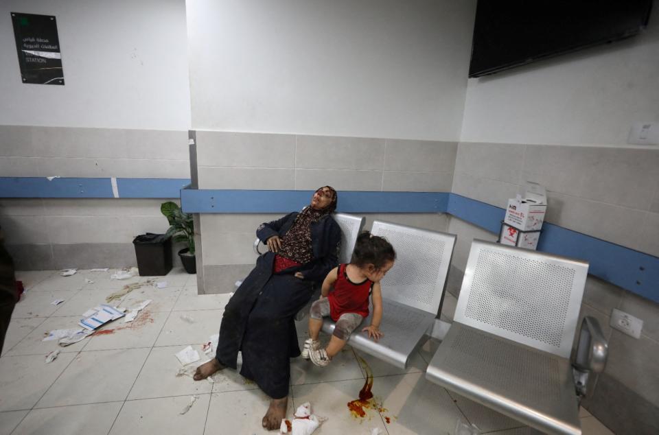 2023年10月17日，加薩阿里醫院被轟炸後，傷者被送往希法醫院，一名受傷婦女癱在椅子上等待。路透社