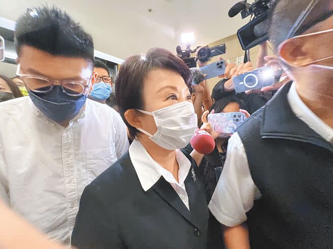 國民黨台中市長候選人盧秀燕，15日特別穿上黑色西裝參加公辦電視政見辯論會，強調以平常心看待。（林欣儀攝）