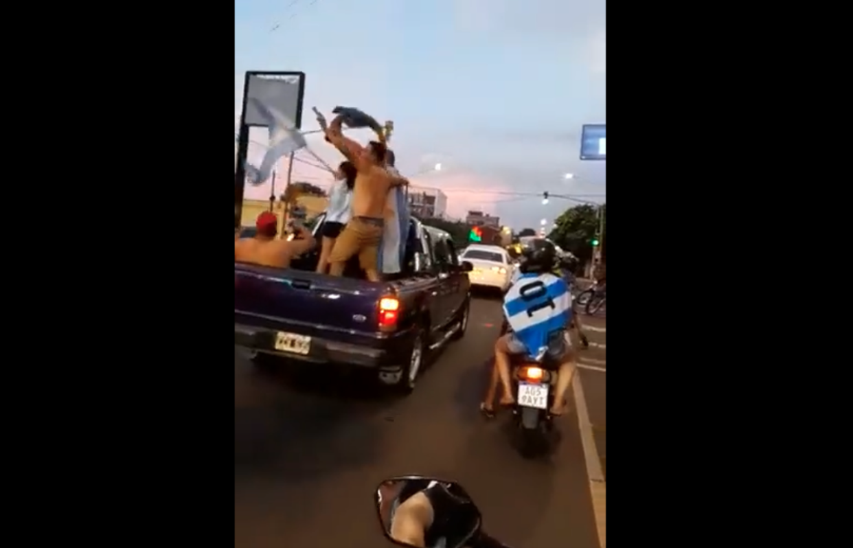 Captura del video que circula en las redes donde se ve el momento del accidente. Alertamos que las imágenes pueden herir sensibilidades, aunque afortunadamente no hubo que lamentar una fatalidad. (Twitter)