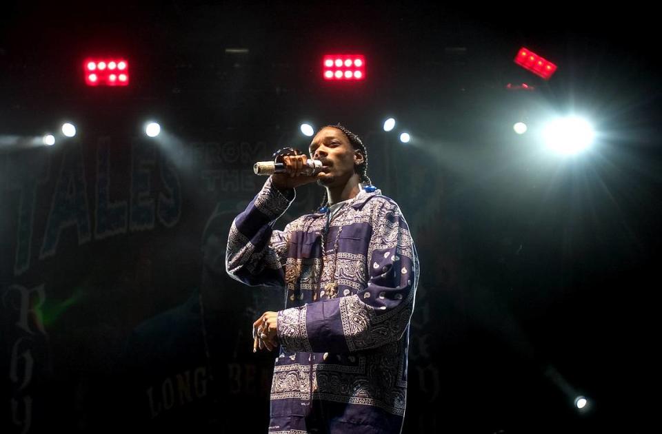 Rapper Snoop Dogg unleashes one of the hits that put him on the charts in at Sleep Train Amphitheatre in 2005.