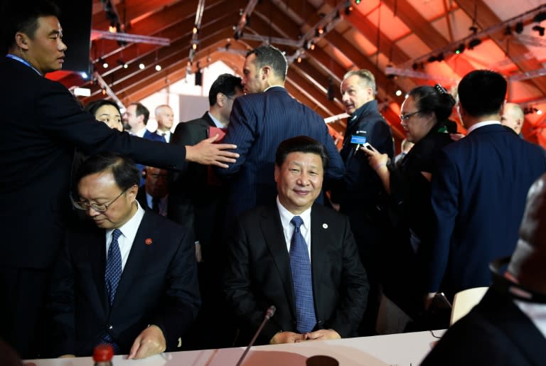 Chinese President Xi Jinping (C) attends the inaugural session of the COP 21 United Nations conference on climate change, on November 30, 2015