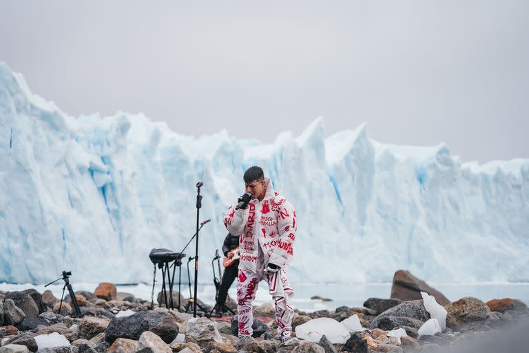 Con el Glaciar Perito Moreno como escenario, Duki presentó su reciente álbum en streaming global a través del canal de YouTube oficial de Movistar Argentina