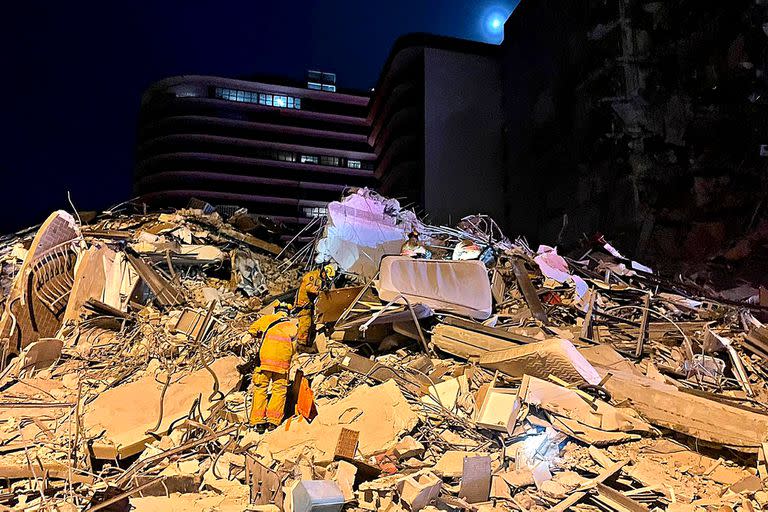 El trabajo de los rescatitas en el edificio colapsado en Miami-Dade, en EE. UU. (Miami Dade Fire Rescue/)