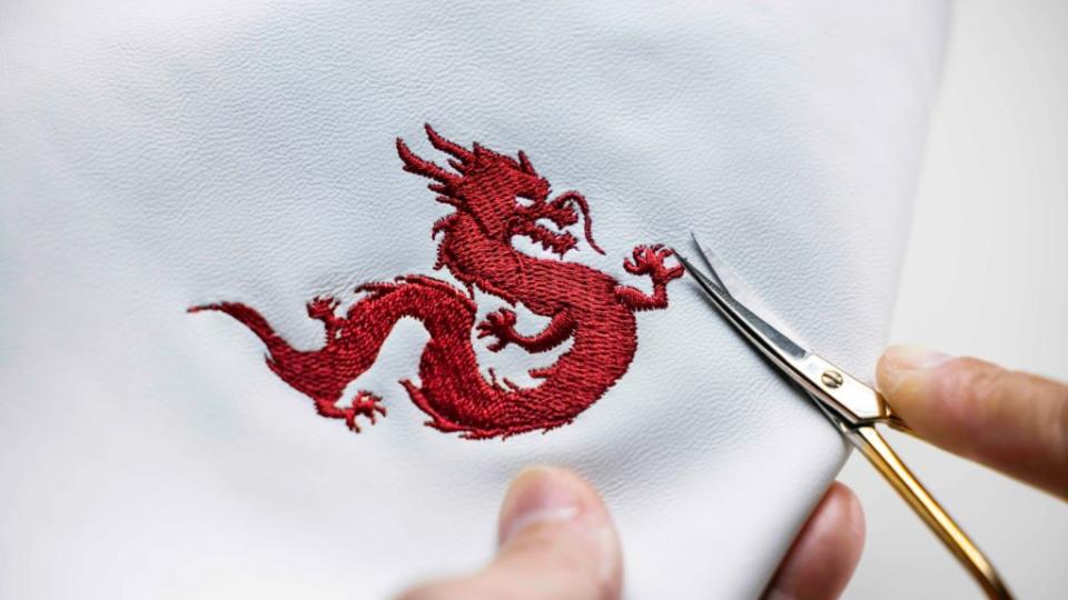 使用Phoenix Red縫線的龍形刺繡皆是工匠以5,449針織縫製而成。(圖片來源/ Rolls-Royce)