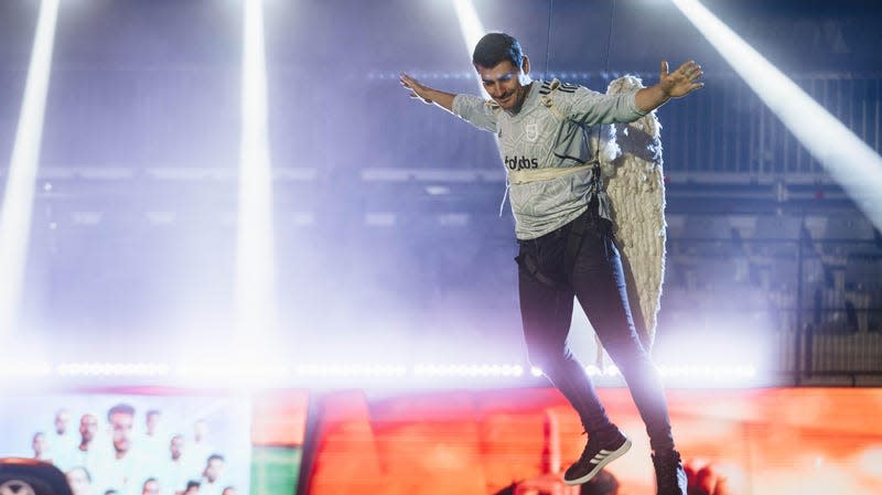 Former Real Madrid goalkeeper Iker Casillas descends on the Kings League's field with angel wings on his back.