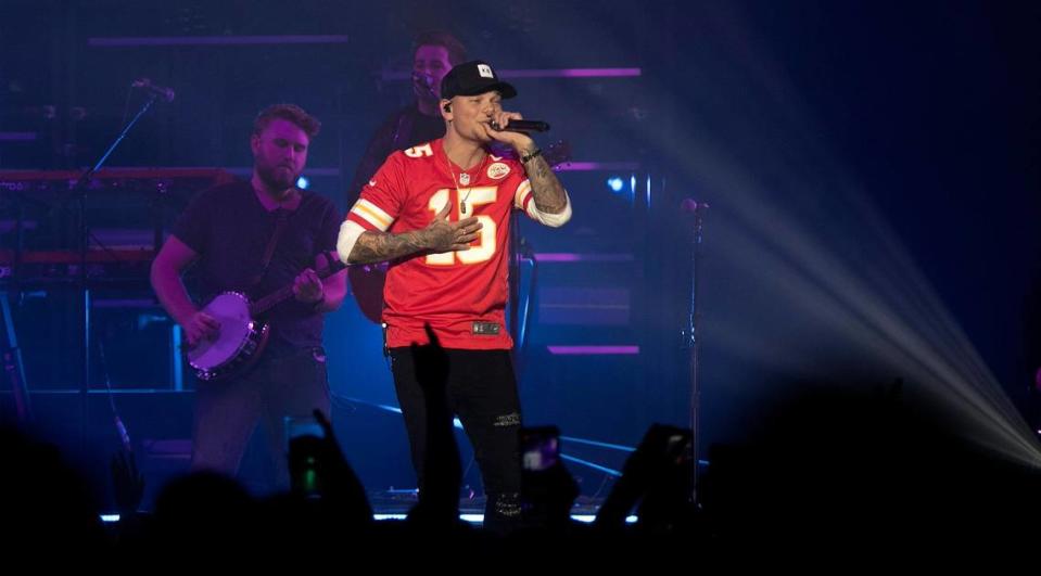 Kane Brown, who wore a Patrick Mahomes jersey when he performed here in 2019, will return for a concert April 11 at the T-Mobile Center.