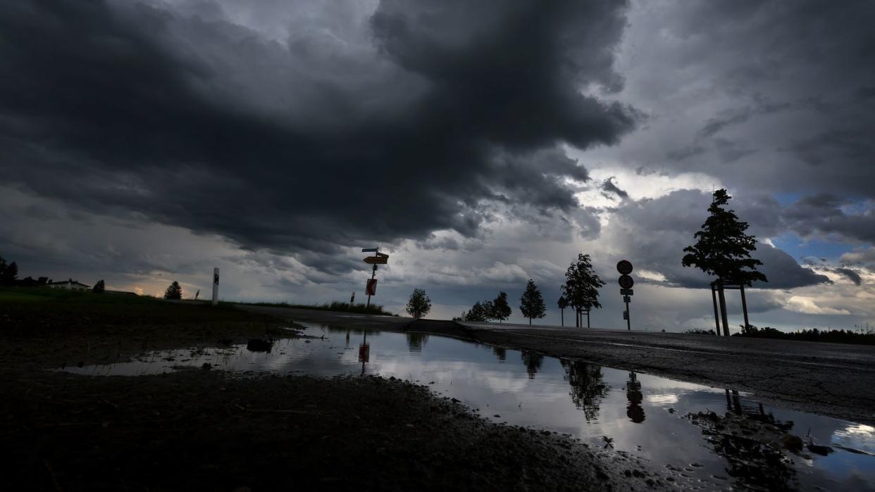 Hagel, Sturm- und Orkanböen - im Westen, in der Mitte und abends auch im Osten Deutschlands sind am Dienstag Unwetter möglich. (Bild: dpa)