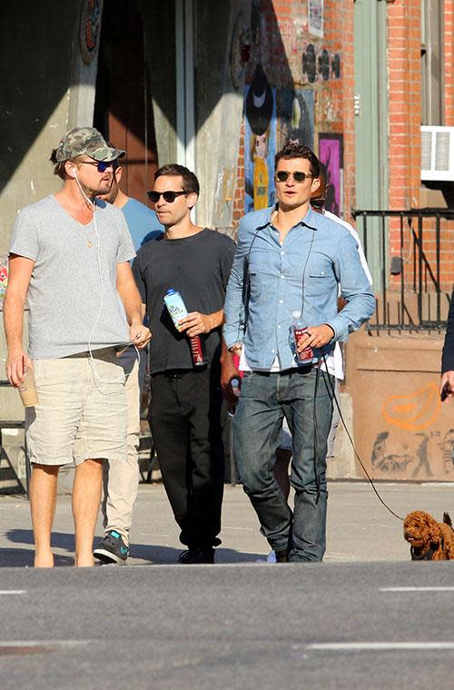 Joined by their fellow newly-single bro Tobey Maguire (who broke up with wife Jennifer last October), the pals hit the streets of New York and picked up some cold bevvies.
