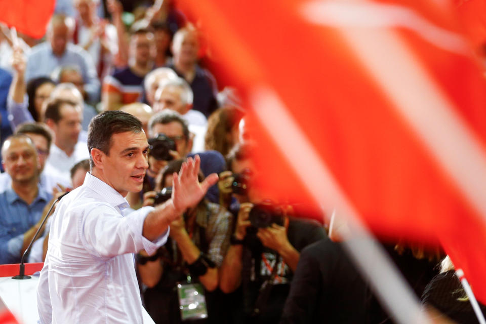 Spanish Prime Minister Pedro S&aacute;nchez at a rally on Oct. 31. (Photo: Javier Barbancho / Reuters)