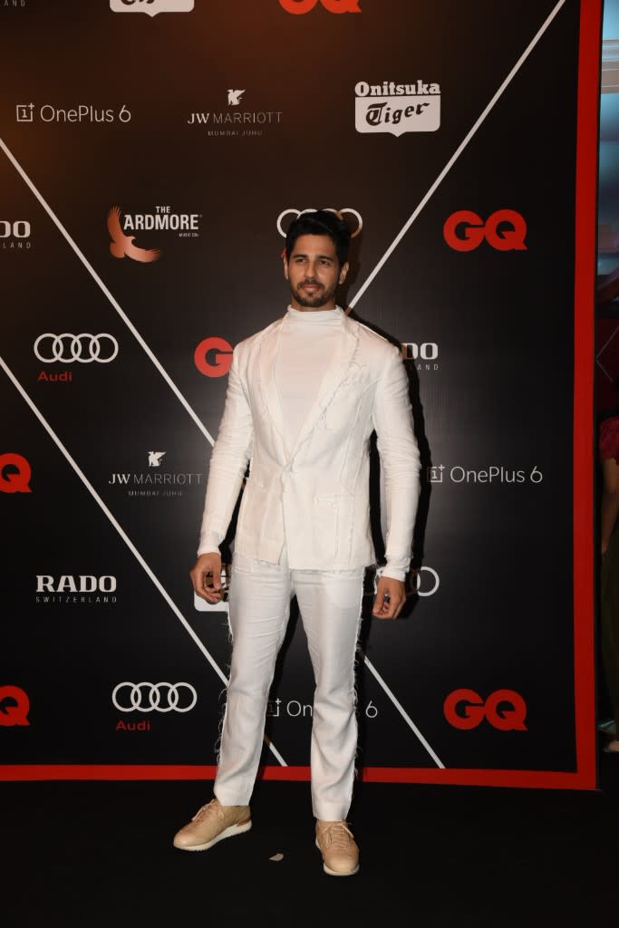 Sidharth Malhotra opts for a white suit on the red carpet at GQ Best Dressed. 