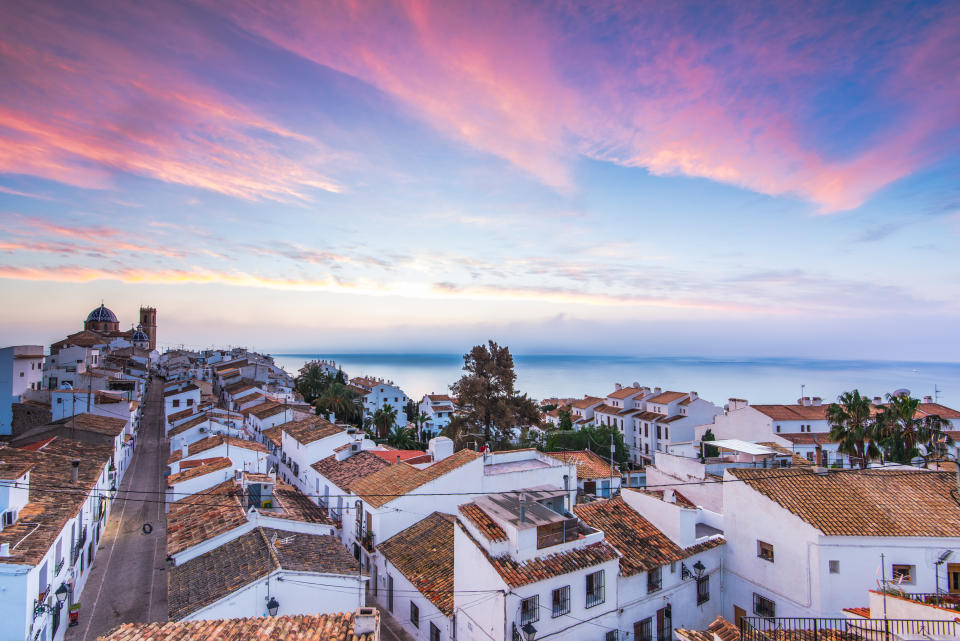 <p>Altea es conocida por sus bonitas casas blancas, pero también por los altos precios de las casas. Tanto como 501.167 euros de promedio. (Foto: Getty Creative)</p> 