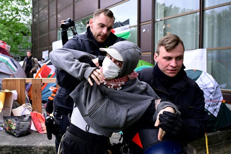 Bei der Räumung des propalästinensischen Protestcamps an der Freien Universität (FU) Berlin sind 79 Menschen vorläufig festgenommen worden. Auch in Leipzig wurde das Audimax der Universität besetzt. Dort gab es 13 vorübergehende Festnahmen. (Tobias SCHWARZ)