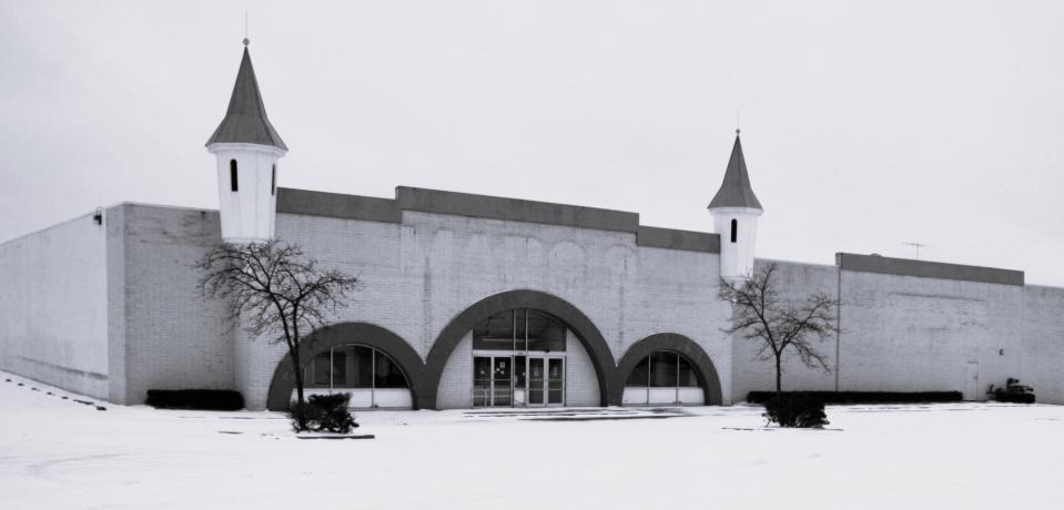 A former Children’s Palace store stands vacant in 2005 on Romig Road at Rolling Acres in Akron.