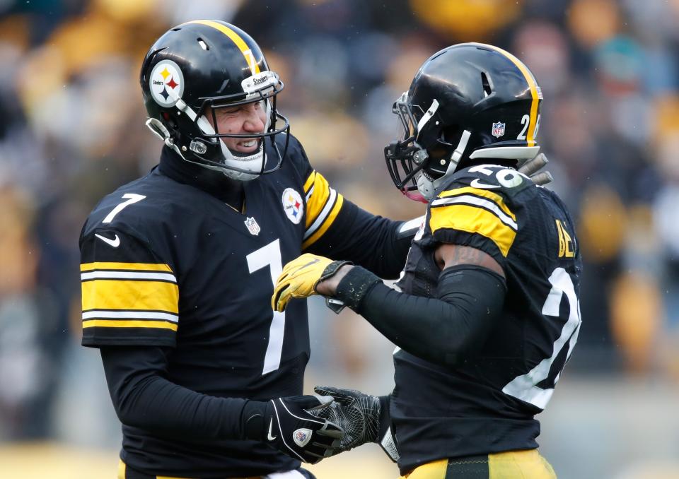 PITTSBURGH, PA - JANUARY 08:  Le'Veon Bell #26 of the Pittsburgh Steelers celebrates with quarterback Ben Roethlisberger #7 after scoring a touchdown during the second quarter against the Miami Dolphins in the AFC Wild Card game at Heinz Field on January 8, 2017 in Pittsburgh, Pennsylvania.  (Photo by Gregory Shamus/Getty Images)