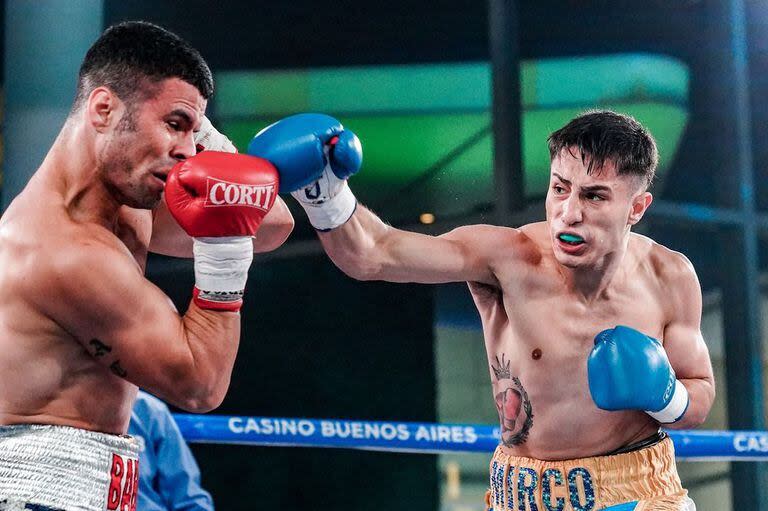 Mirco Cuello, cuando le ganó el título sudamericano pluma al brasileño Michel Silva