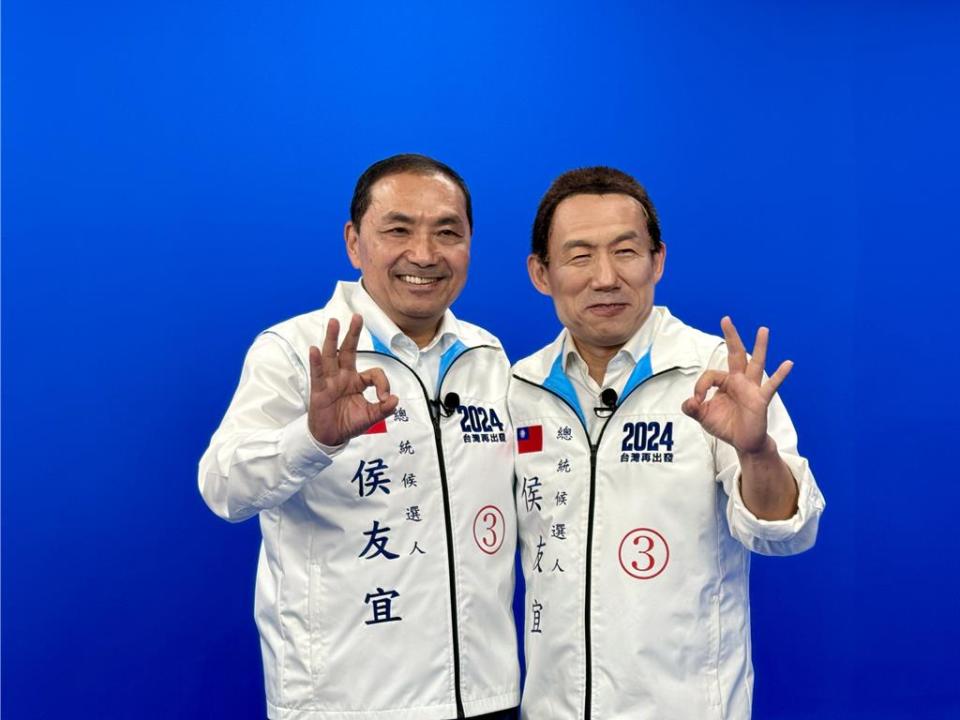 國民黨總統候選人侯友宜今參加網路節目《鄉民大學問》錄影，接受主持人郭子乾扮演的韓國魚及現場大學生提問。（侯友宜辦公室提供）