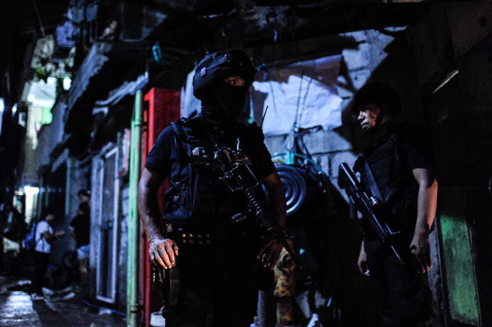 <p>Police swat teams guard the entrance to a shanty community during an earlier drug raid which killed an alleged drug suspect on August 20, 2016 in Manila, Philippines. (Dondi Tawatao/Getty Images) </p>