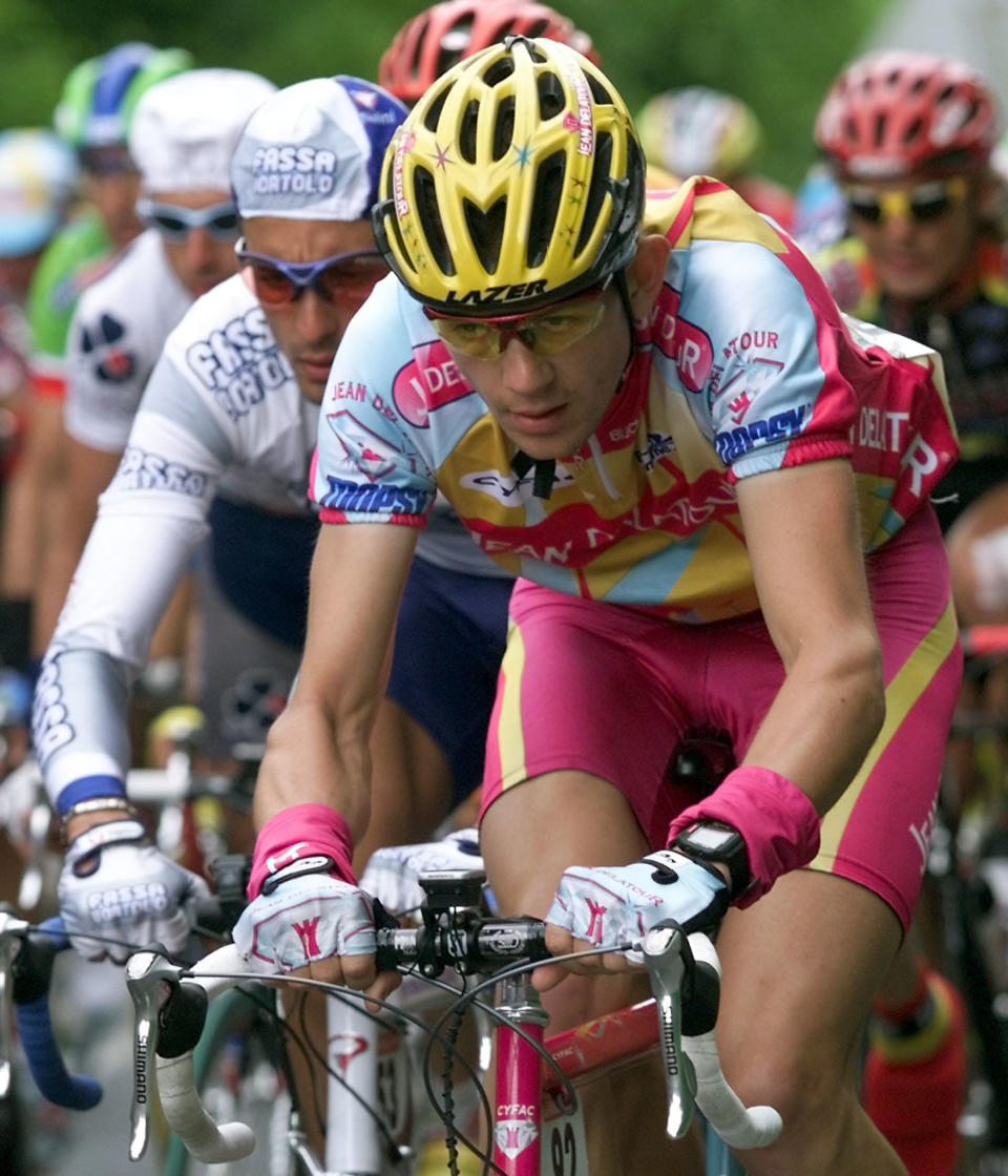 Bassons compitiendo en el año 2000 con el maillot del equipo Jean Delatour. (Foto: Patrick Kovarik / AFP / Getty Images).