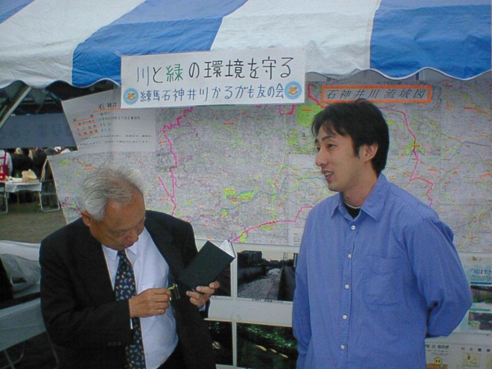 看不慣政治亂象，野崎孝男（右）2003年參選並順利當選東京都練馬區議員。（野崎孝男提供）