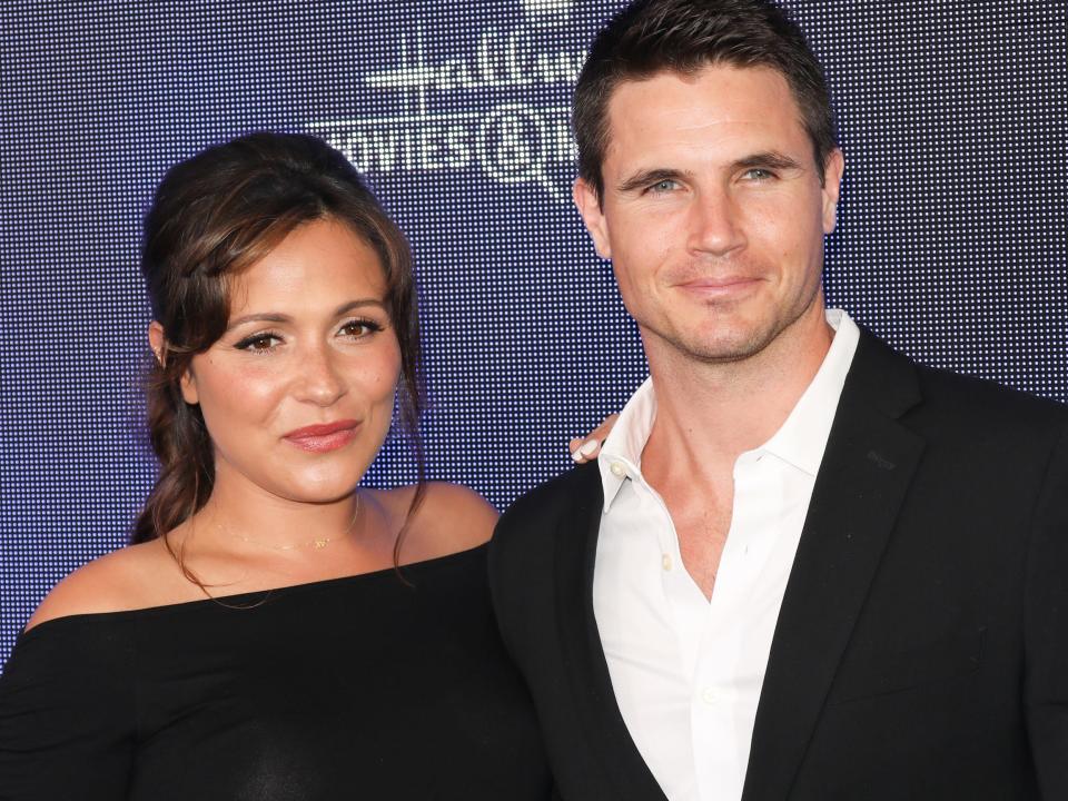 italia ricci and robbie amell july 2019