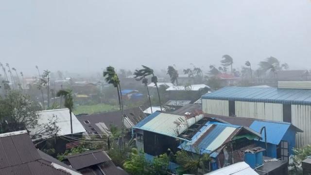 Strong winds and heavy rain in Sittwe