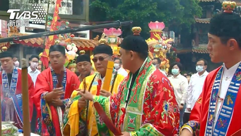 法師現場作法祈求大雨降下。（圖／TVBS）