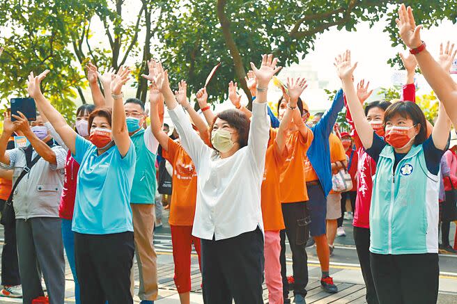 嘉義市長黃敏惠（前排右二）與失智者、家屬們一起做暖身運動，鼓勵大家動起來常保活力。（廖素慧攝）