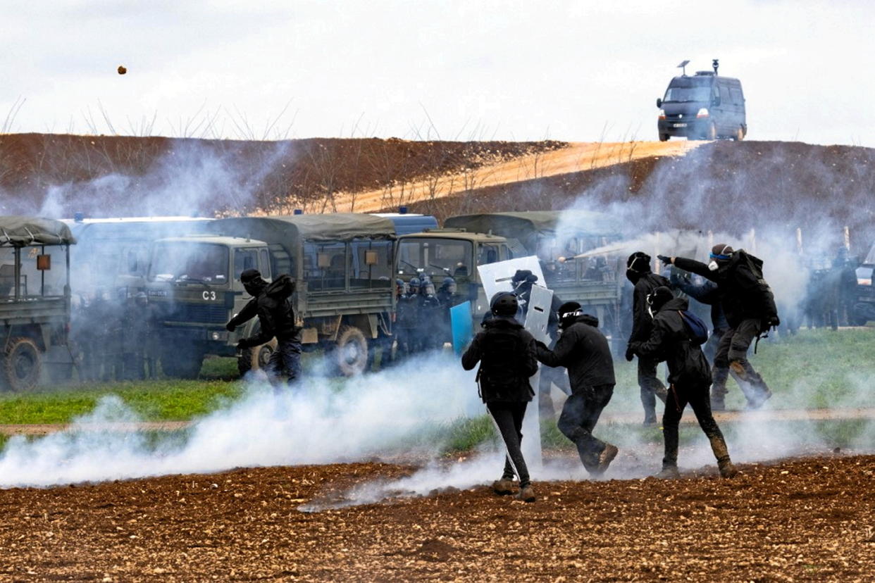 Altercations entre manifestants, soutenus par des élus, et les forces de l'ordre à Sainte-Soline, en mars 2023.  - Credit:JEROME GILLES / NurPhoto / NurPhoto via AFP