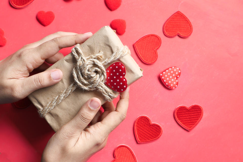 Die Suche nach dem passenden Valentinstags-Geschenk läuft bei vielen auf Hochtouren. (Symbolbild: Getty Images)