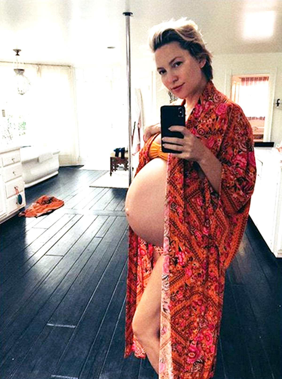 Pregnant Kate Hudson Shows Off Her 'Outie' Belly Button in New Photo