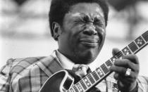 Keiner interpretierte den Blues wie er. Pardon, wie diese beiden: B.B. King und seine Gitarre "Lucille". Er veröffentlichte über 50 Alben, gewann 15 Grammys, und als er 2015 im Alter von 89 Jahren starb, gedachte ihm US-Präsident Obama mit den Worten: "Der Blues hat seinen König verloren und Amerika eine Legende." (Bild: Mike Moore/Evening Standard/Getty Images)