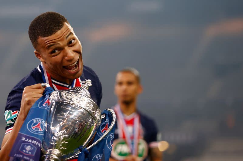 Kylian Mbappé celebra con el trofeo tras ganar con el PSG la Copa de Francia después de derrotar al Mónaco, en el Stade de France, París, Francia