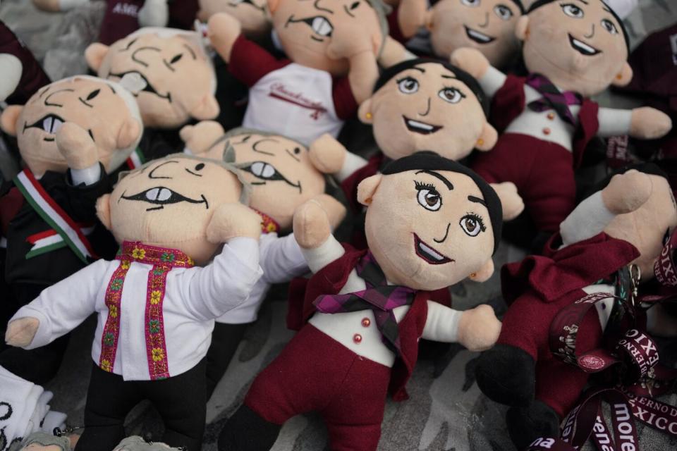 Plush dolls of Claudia Sheinbaum and Andrés Manuel López Obrador.