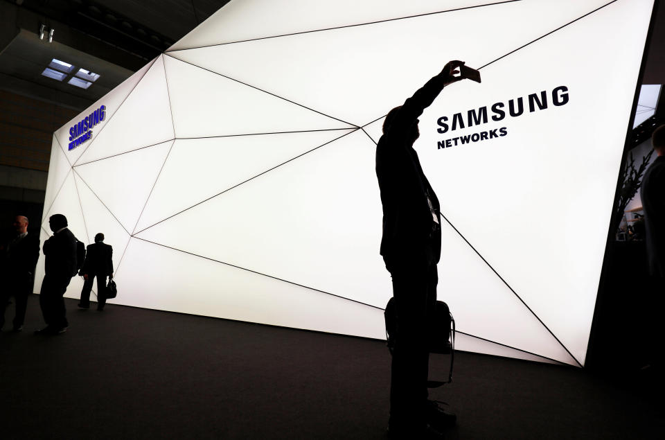 Un visitante se toma un selfie con su teléfono móvil en el stand de Samsung durante el Mobile World Congress en Barcelona, ​​España, el 27 de febrero de 2019. REUTERS / Rafael Marchante