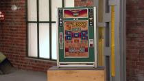 <p>Der Spielautomat "Lord" von 1976 war leider nicht mehr funktionstüchtig. "Der FI-Schalter springt immer wieder raus!", monierte Detlev Kümmel. Der Verkäufer wünschte sich 50 Euro. Der Experte schätzte 50 bis 100 Euro, und Händlerin Esther Ollick zahlte auch 200 Euro. (Bild: ZDF)</p> 